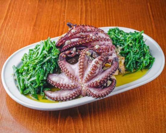Grilled octopus with olive oil and roasted potatoes