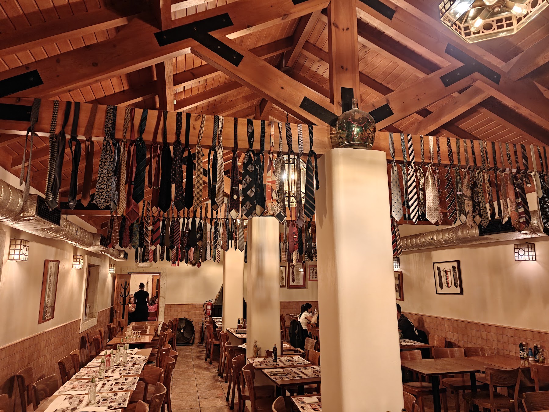 Adega das Gravatas inside the restaurant