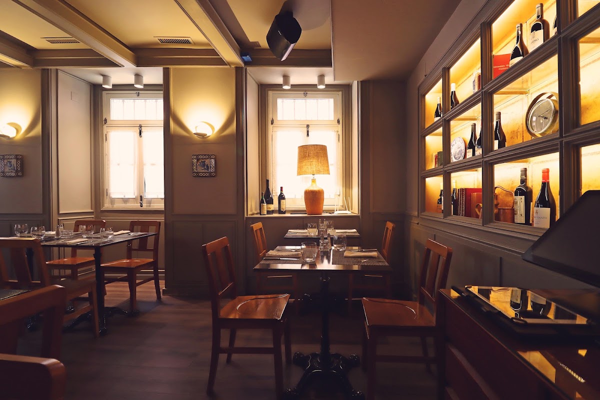 Adega das Gravatas warm dining room